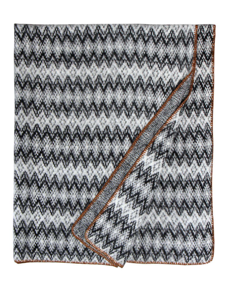 Gil ullarteppi, íslensk ull, hvítt með svörtu mynstri